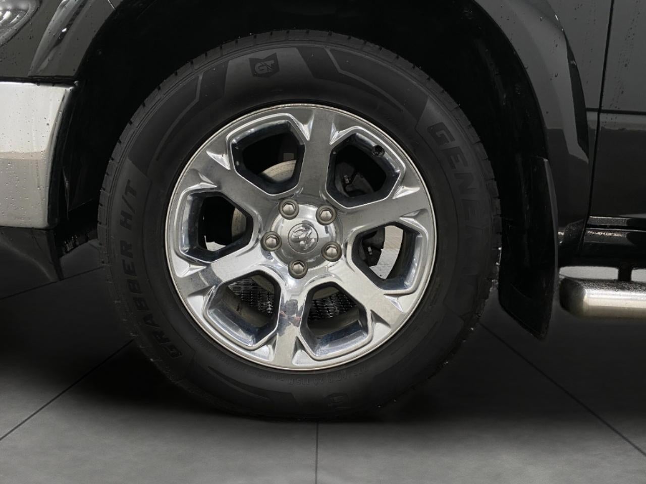 2017 RAM 1500 Laramie 4x4 Crew Cab 5'7 Box