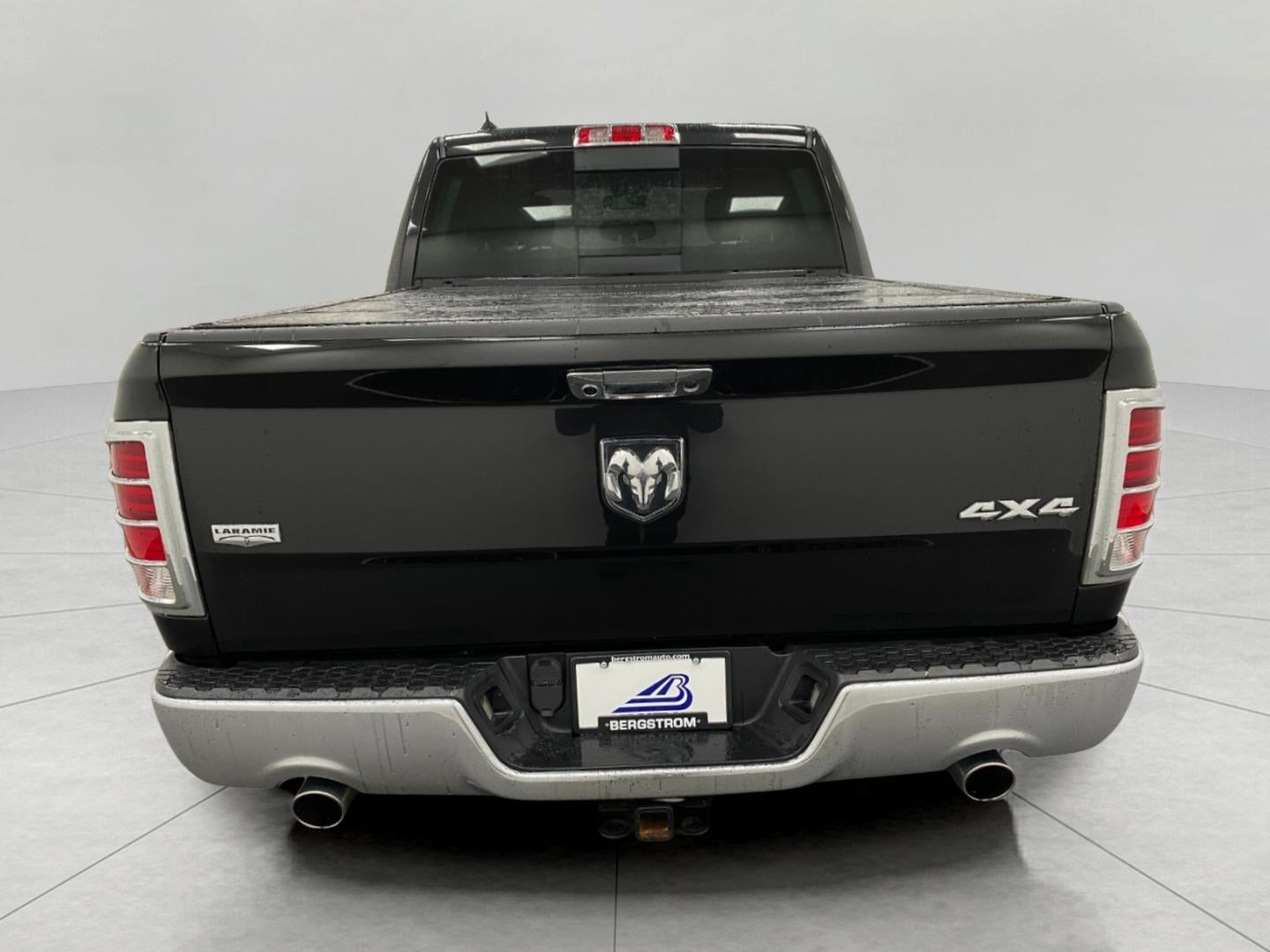 2017 RAM 1500 Laramie 4x4 Crew Cab 5'7 Box