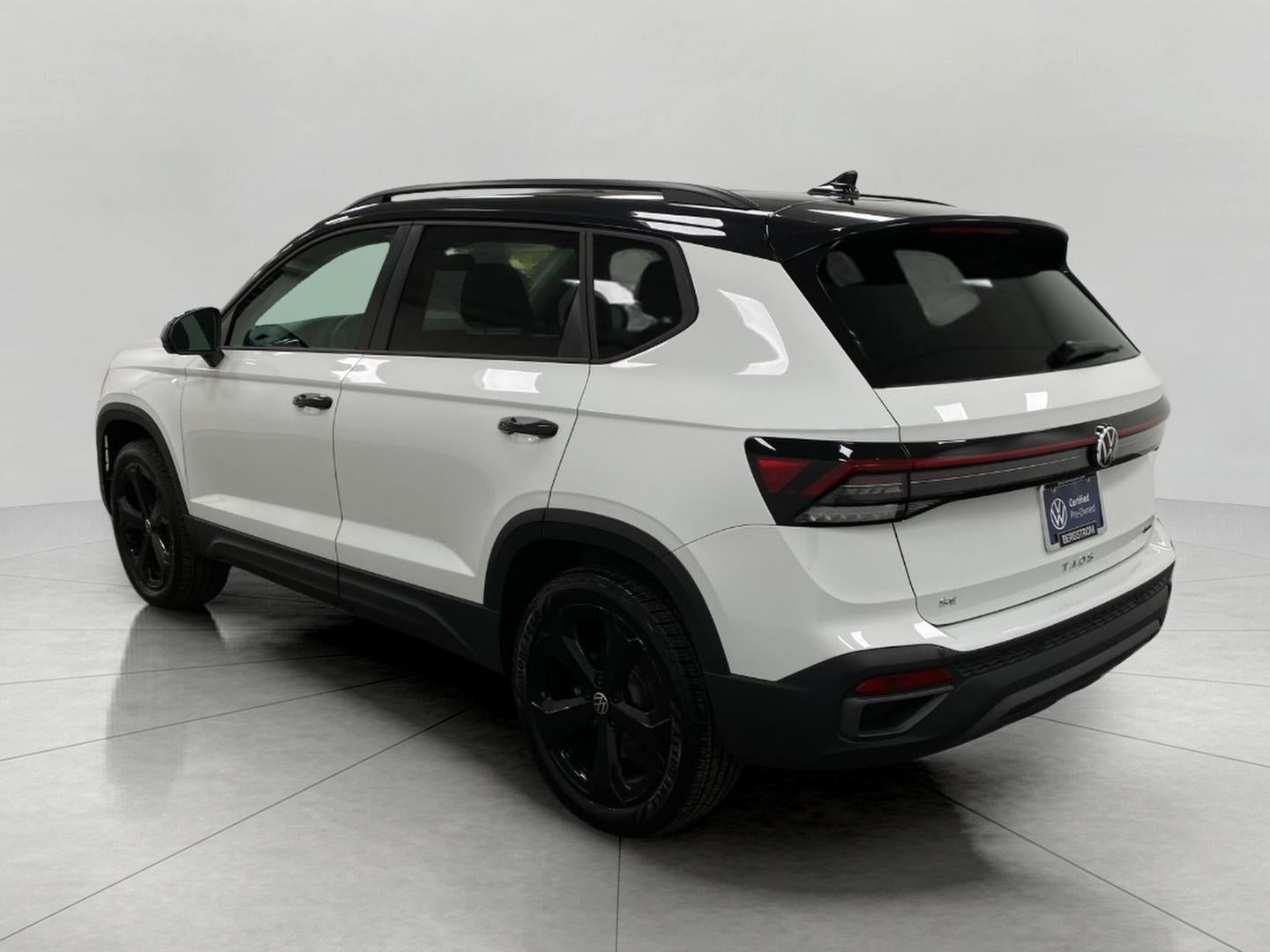 2025 Volkswagen Taos SE Black 4MOTION