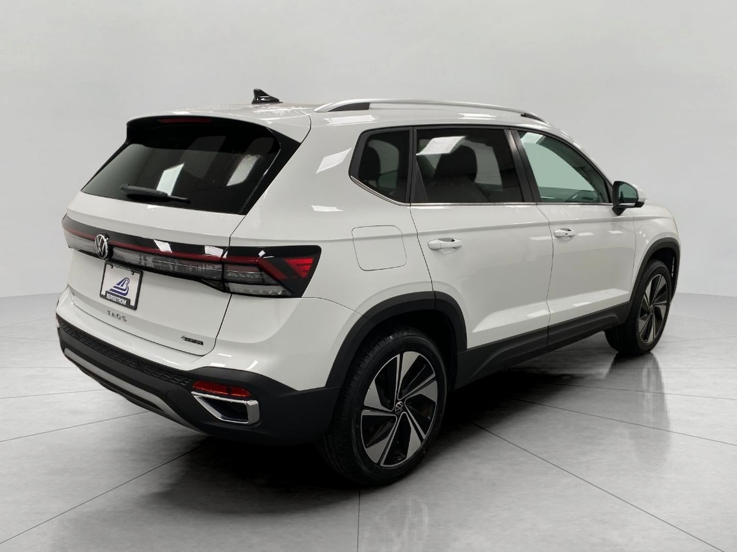 2025 Volkswagen Taos SE 4MOTION