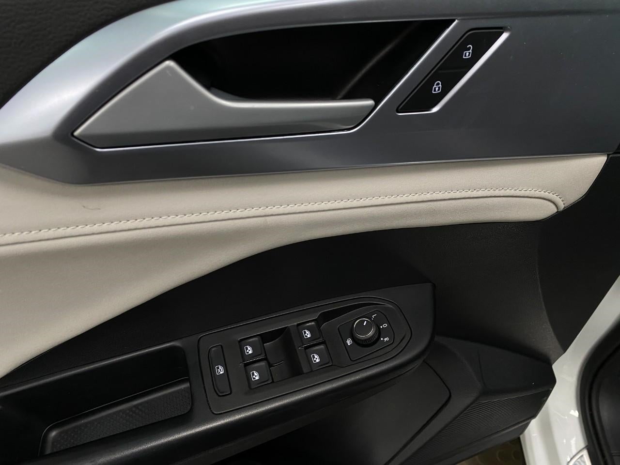 2025 Volkswagen Taos SE 4MOTION