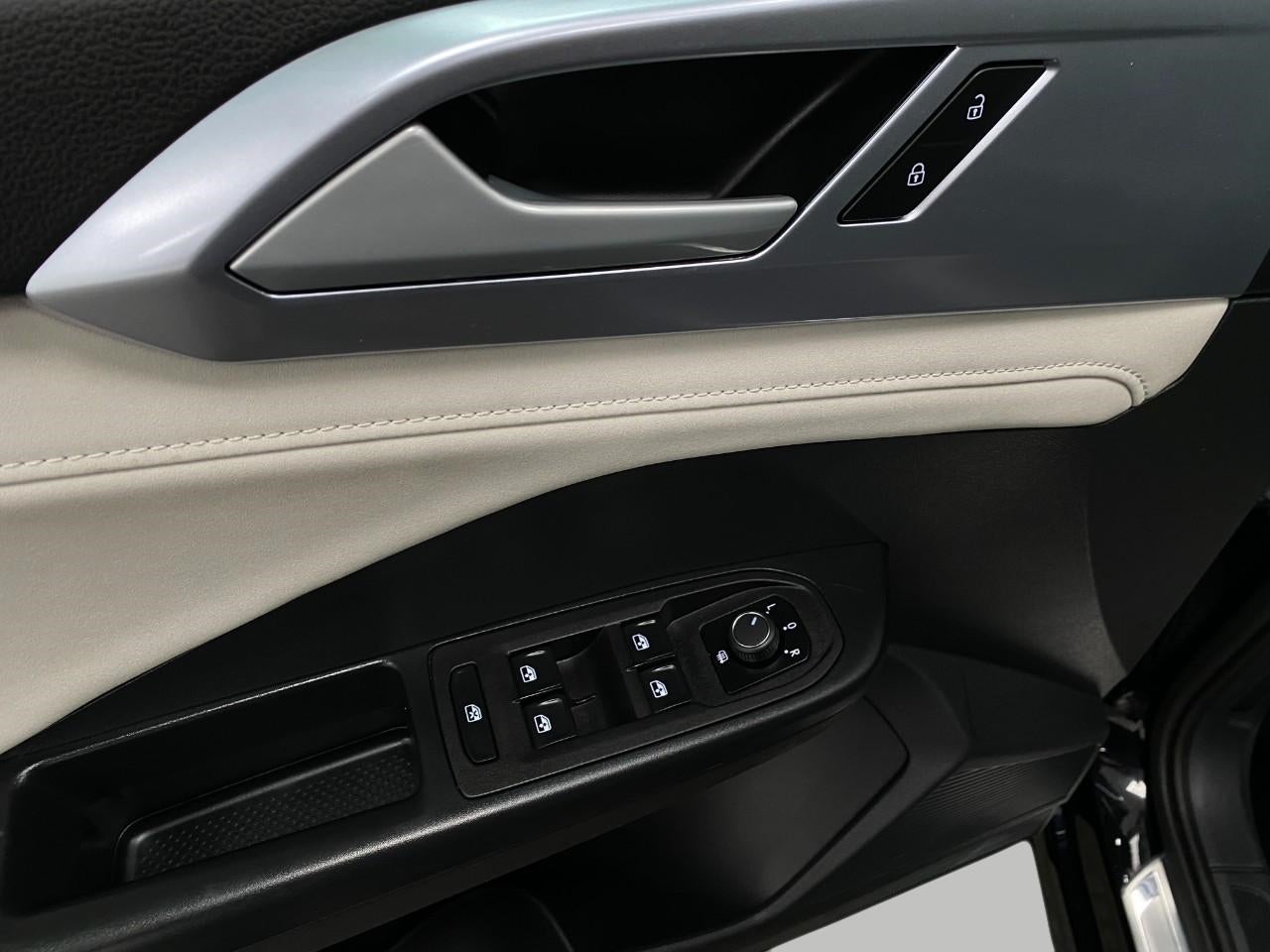 2025 Volkswagen Taos SE 4MOTION