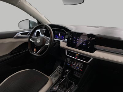 2025 Volkswagen Taos SE 4MOTION
