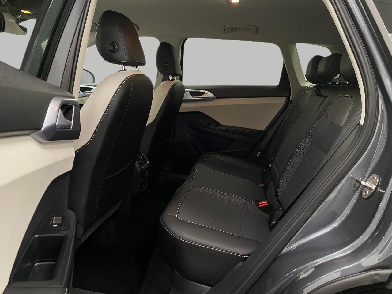 2025 Volkswagen Taos SE 4MOTION