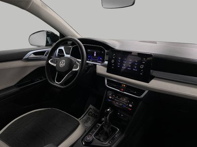 2025 Volkswagen Taos SE 4MOTION