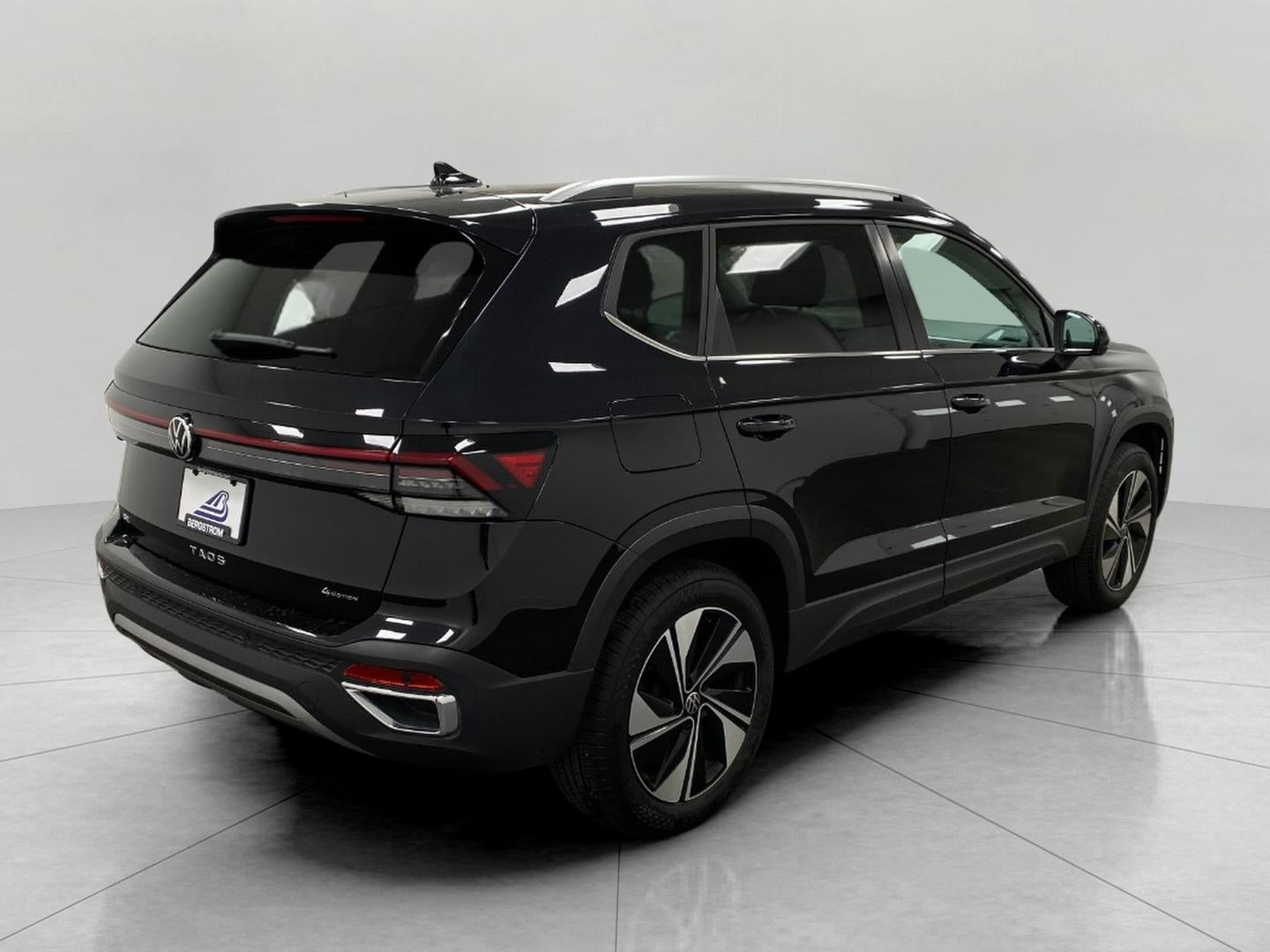 2025 Volkswagen Taos SE 4MOTION