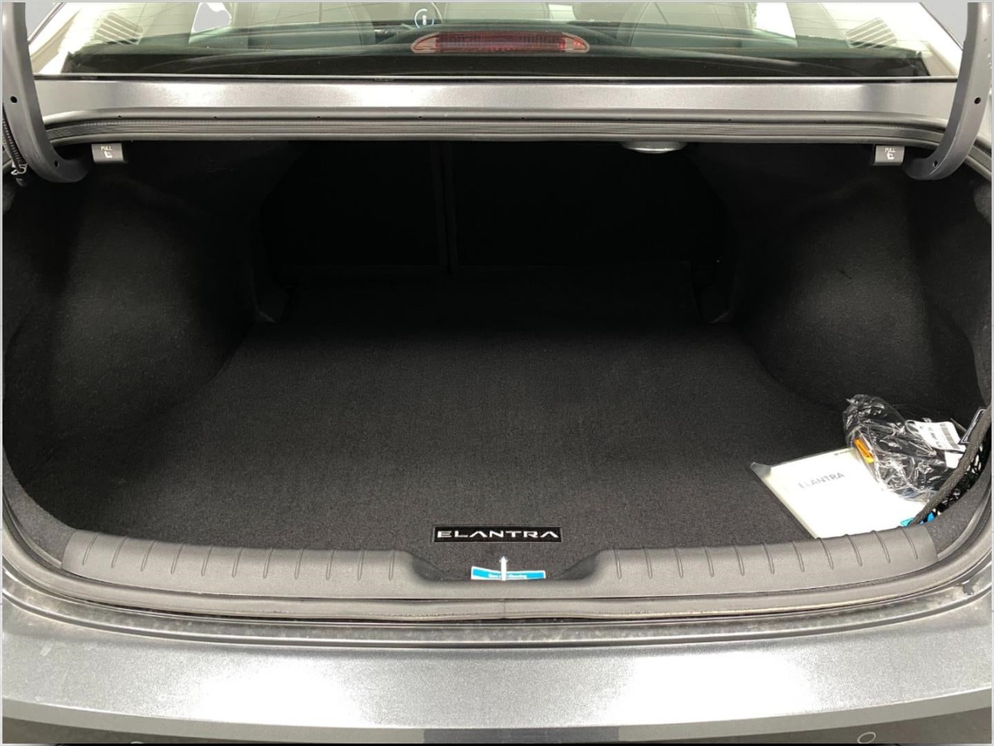 2023 Hyundai Elantra Limited IVT