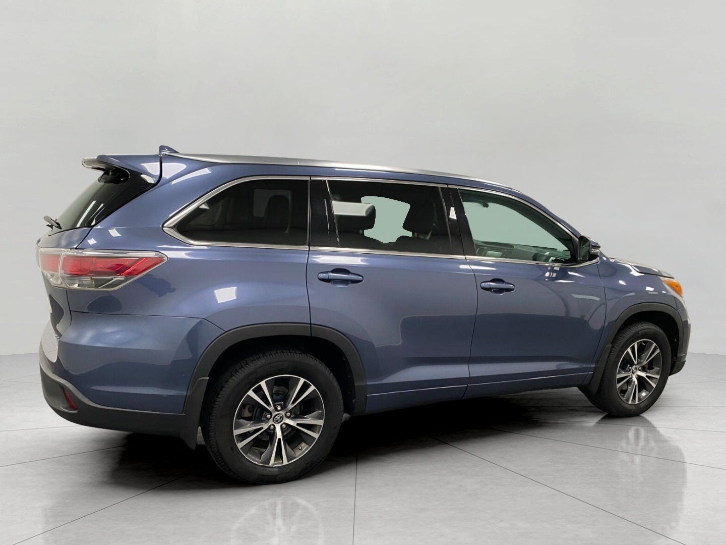 Used 2016 Toyota Highlander XLE with VIN 5TDJKRFH6GS318860 for sale in Appleton, WI
