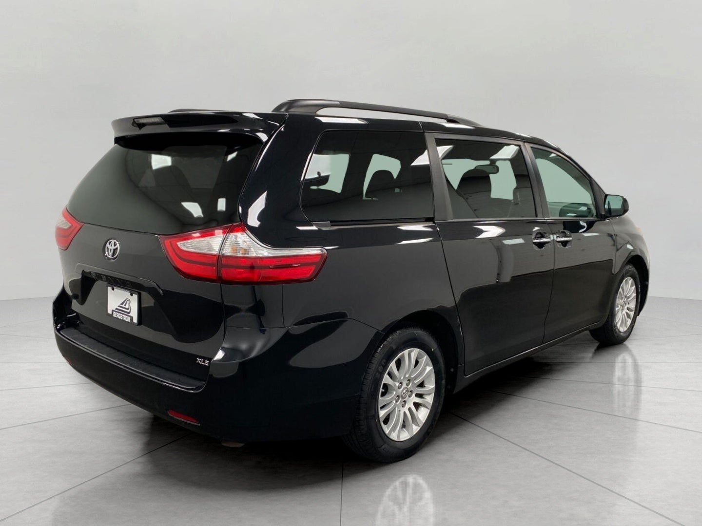 2016 Toyota SIENNA XLE 8-PASSENGER