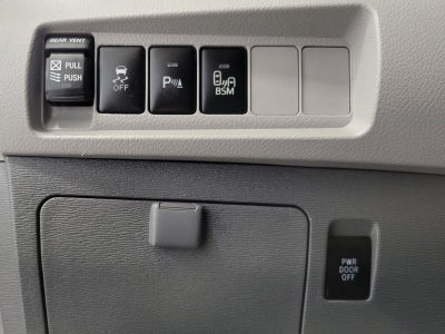 2017 Toyota Sienna XLE Premium FWD 8-Passenger