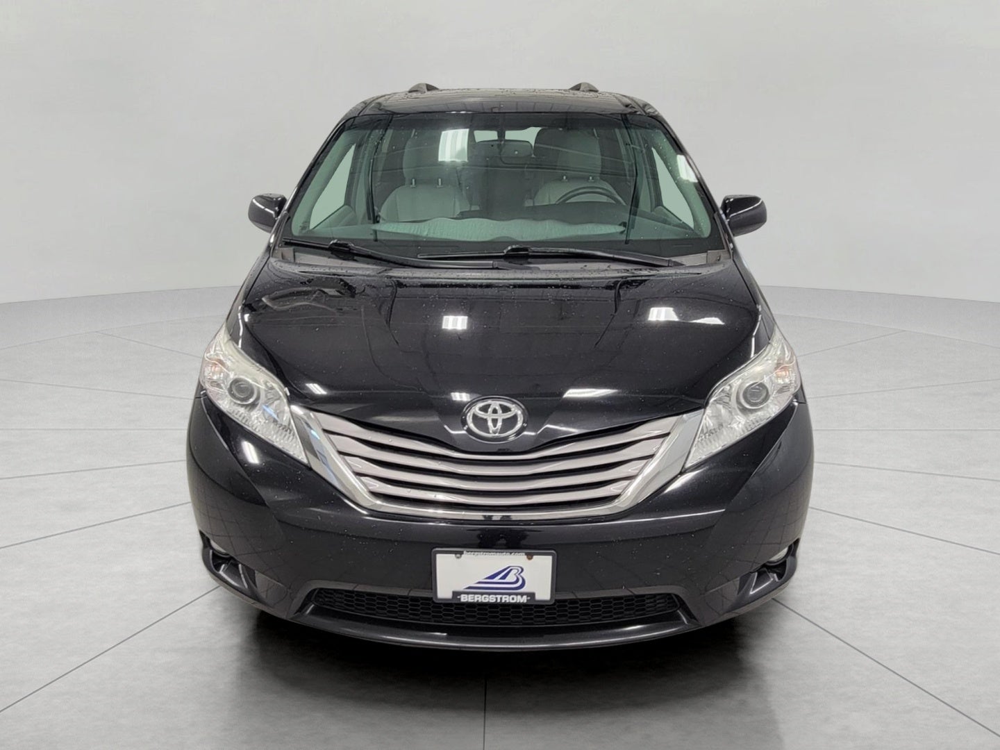2017 Toyota Sienna XLE Premium FWD 8-Passenger